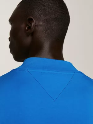 Camiseta oversized com gola alta e detalhe de brasão
