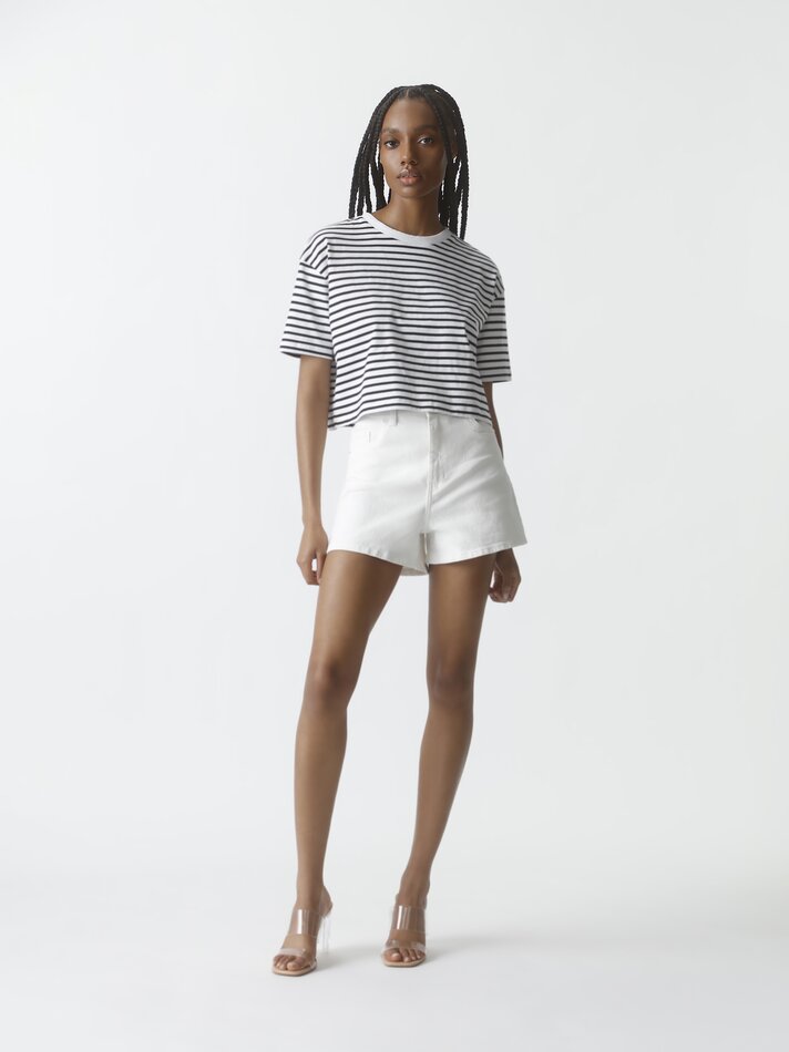 Camiseta cropped de manga curta - Off-white/preta