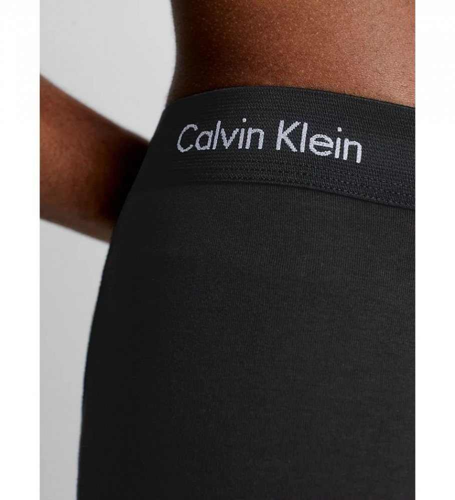 Cuecas boxer Calvin Klein, pacote com 3 unidades, em algodão stretch, nas cores azul e preta.