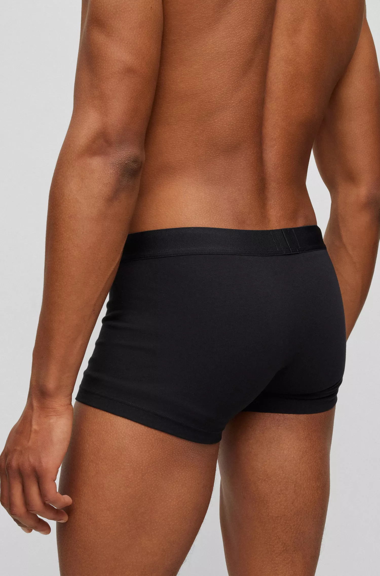 BOSS Black - Pacote com duas cuecas boxer de algodão elástico com detalhes metálicos.