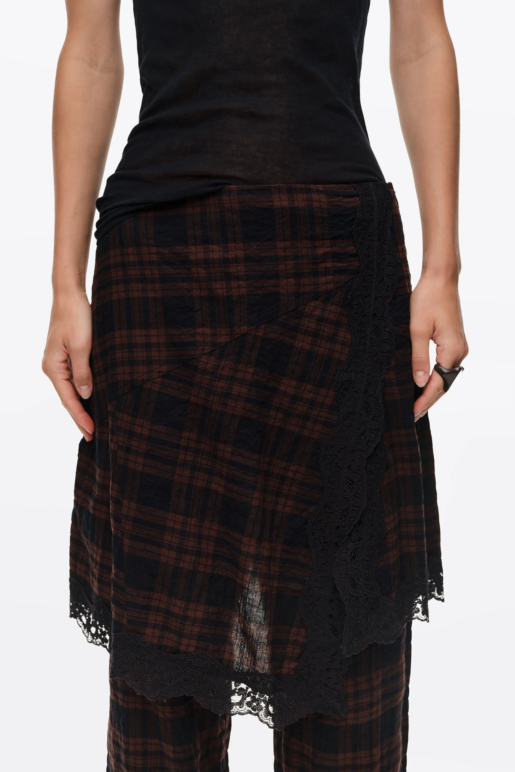 Saia-calça xadrez marrom-escura com detalhes em renda.