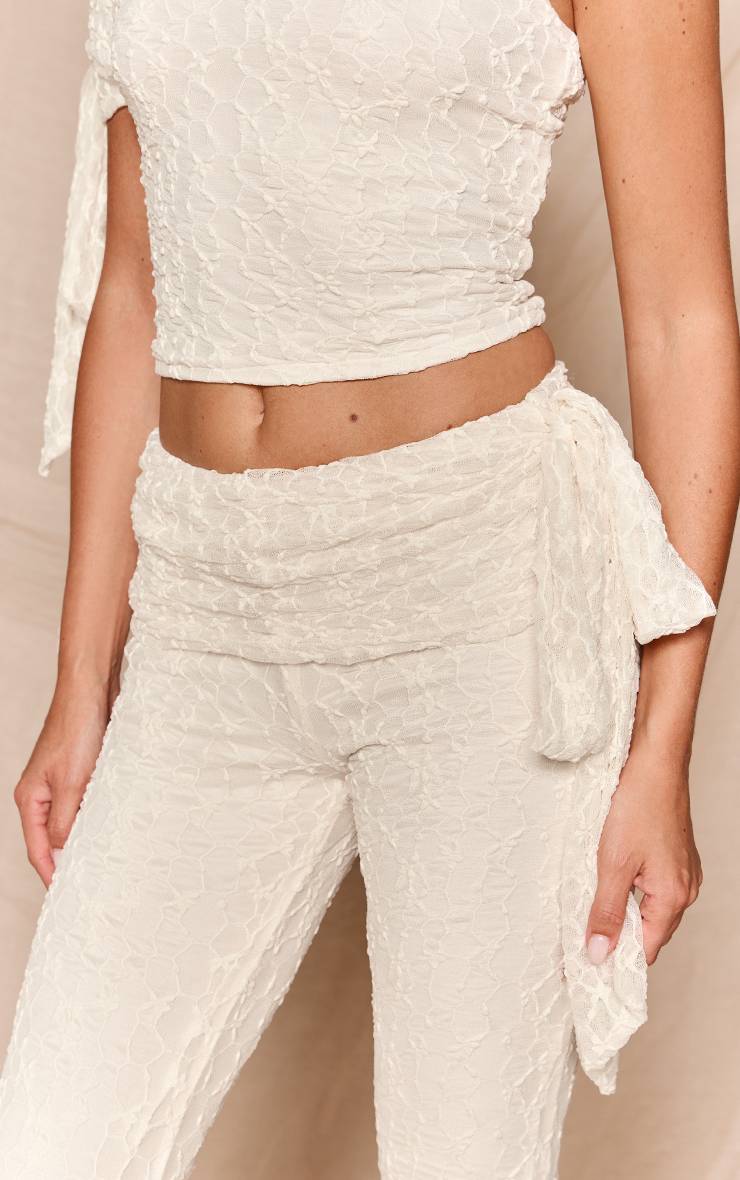 Crème Ensemble Capri En Dentelle Avec Détail De Nœud Asymétrique