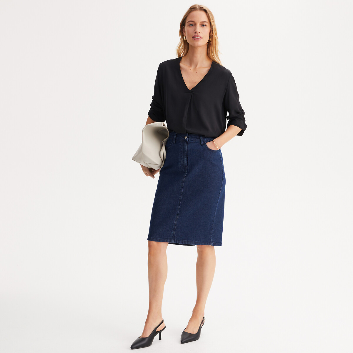 ANNE WEYBURN<br>Saia reta em denim elástico, comprimento midi