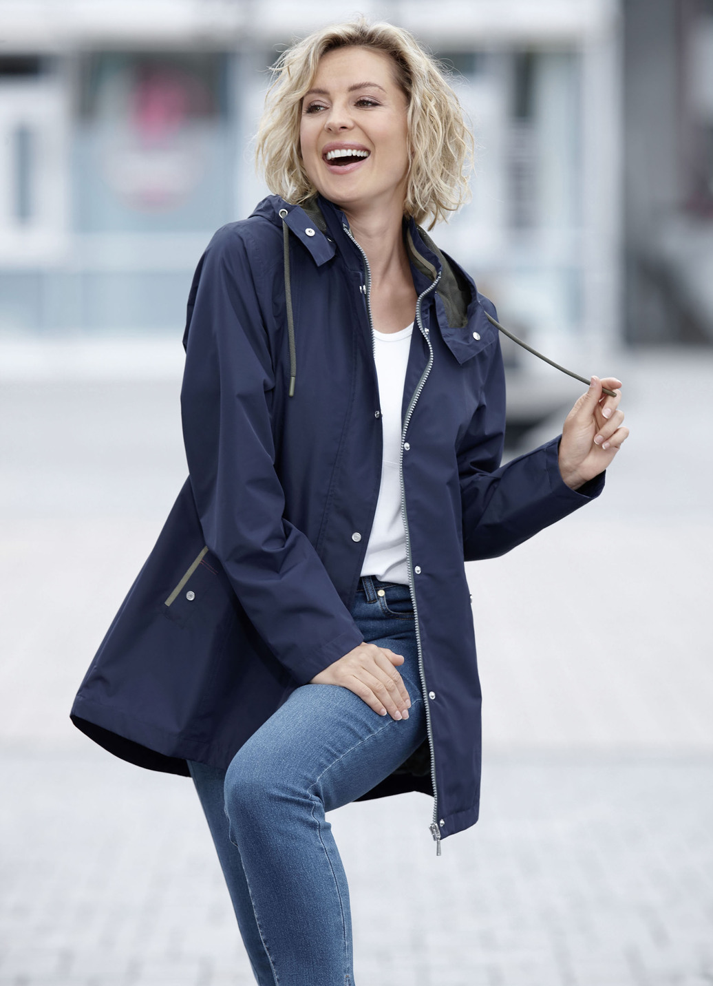 Funktionsjacke mit kleinem Regenschild an der abnehmbaren Kapuze