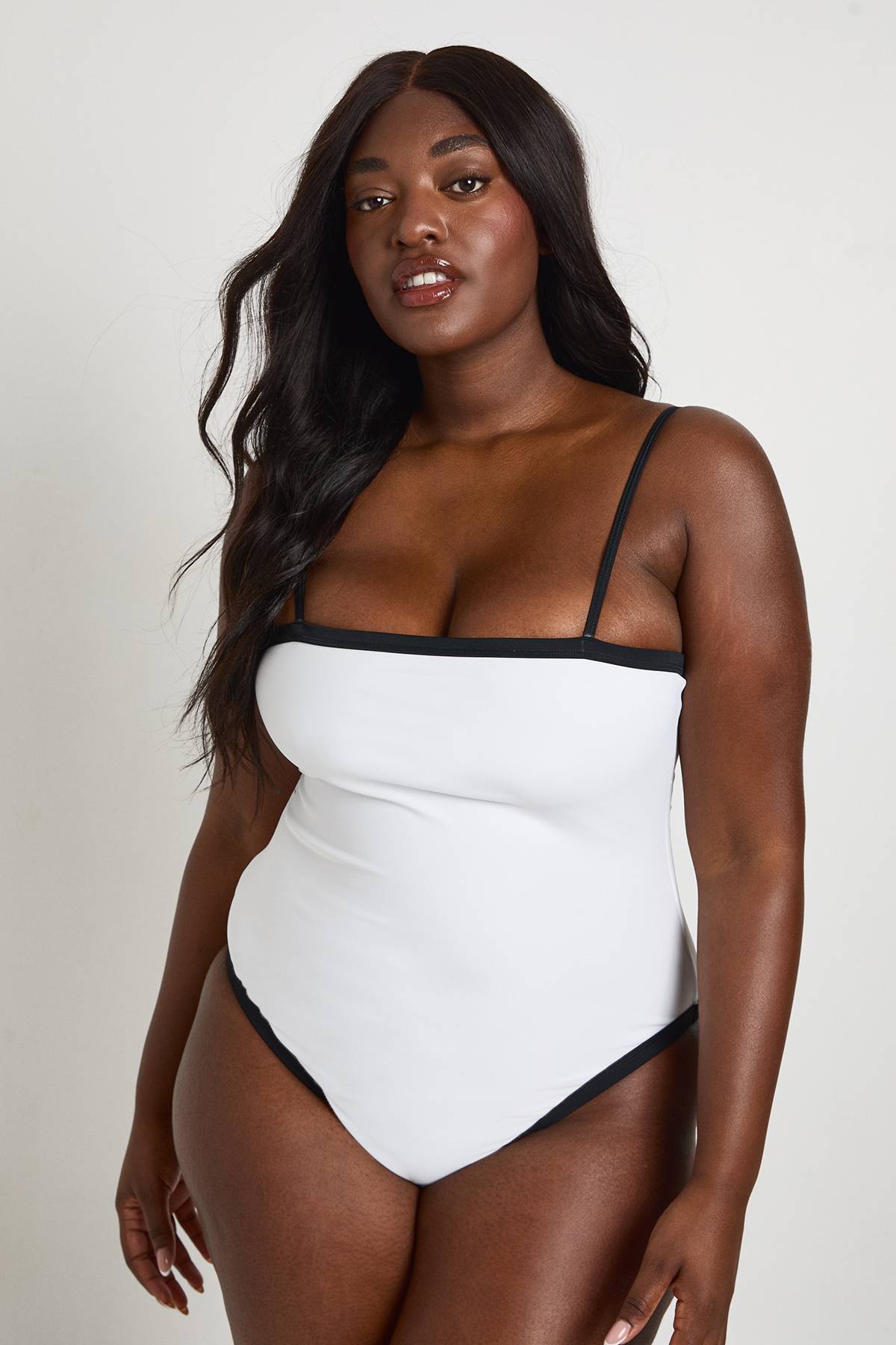 boohoo Maillot De Bain À Encolure Carrée Avec Contrôle Du Ventre Et Détails Contrastés
