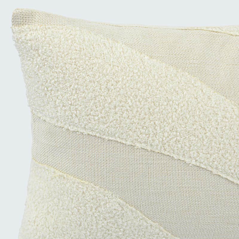 Coussin 'Tabea' à courbes bouclettes écru