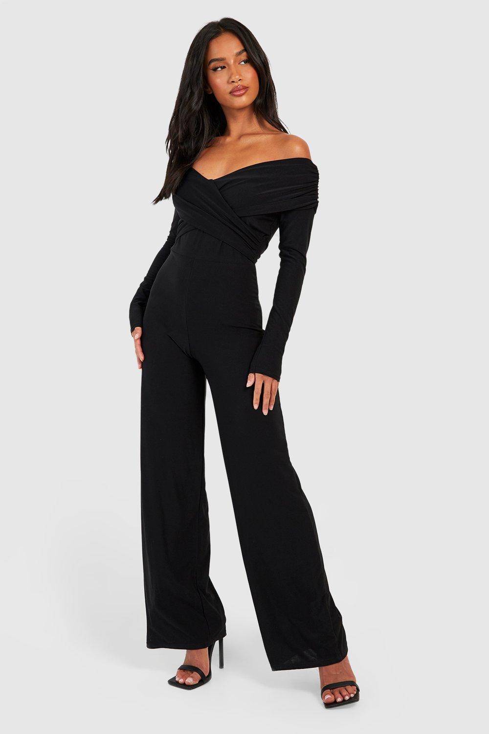 boohoo Combinaison Petite Premium Slinky à Décolleté Bardot et Détail Torsadé
