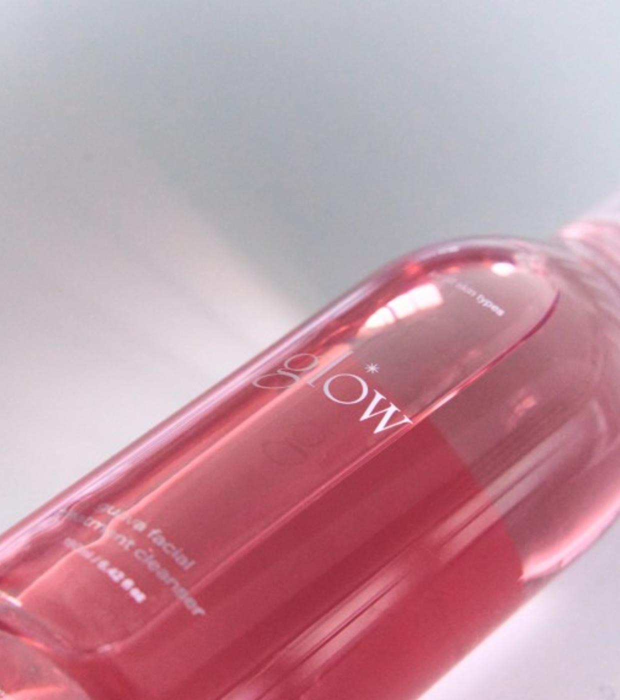 Glow - Limpador facial híbrido de óleo e gel Guava Facial Treatment Cleanser