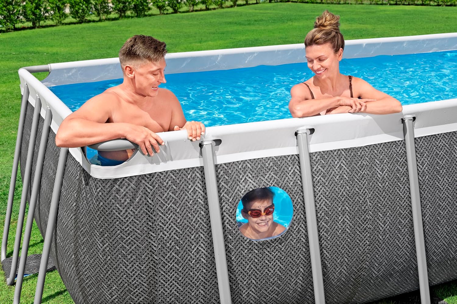 Bestway Steel Pro MAX Frame Pool Komplett-Set mit Filterpumpe, 488 x 244 x 122 cm, 11.532 Liter, Rattan-Optik, Splashview Bullaugen, Sicherheitsleiter, Abdeckplane, Filterkartusche, Schiefergrau