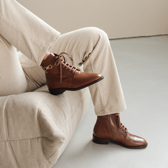 Bottines à boucles et lacets  en cuir et reptile cognac