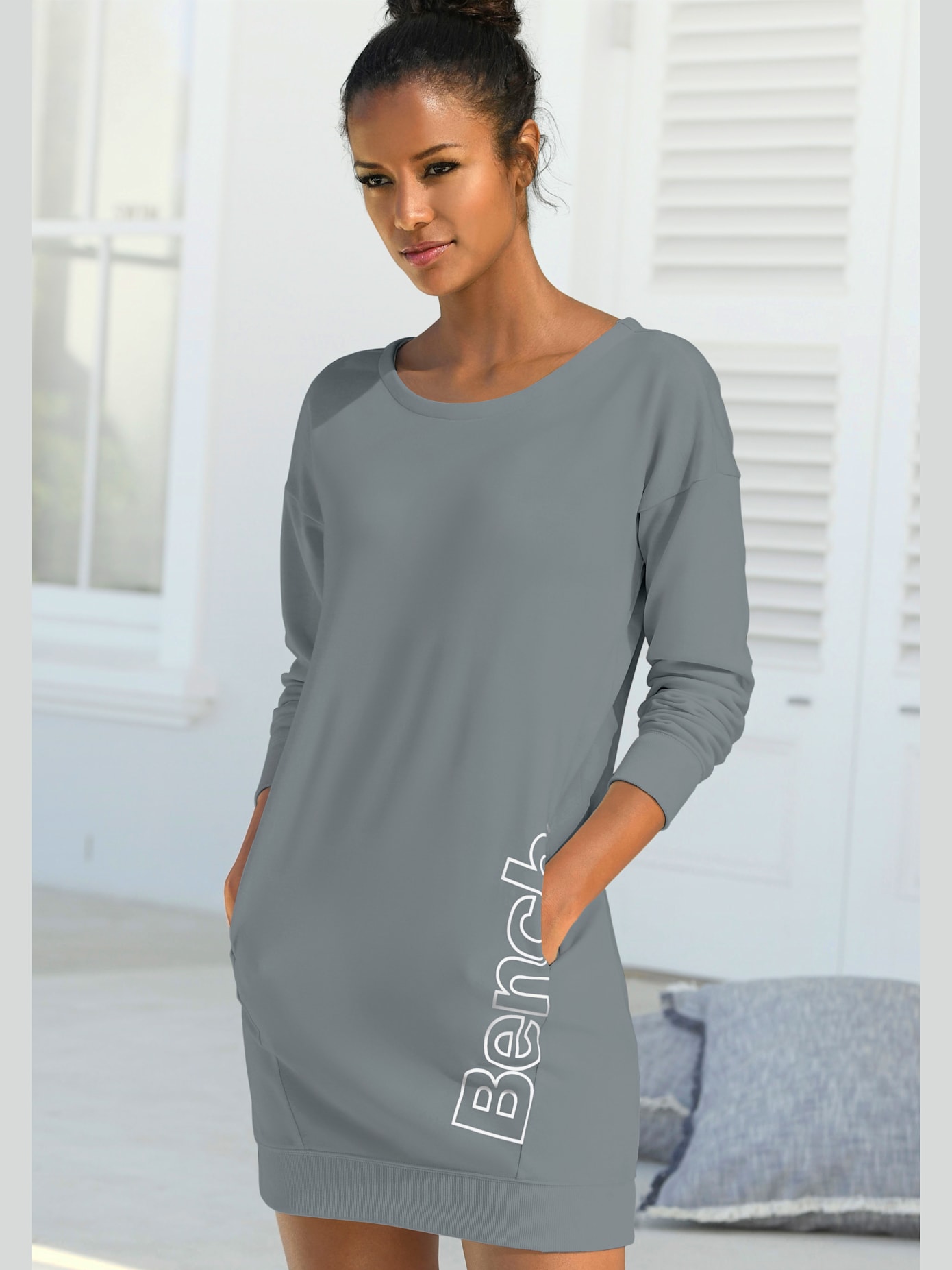 Robe en matière sweat robe d'intérieur sportive avec grand imprimé logo