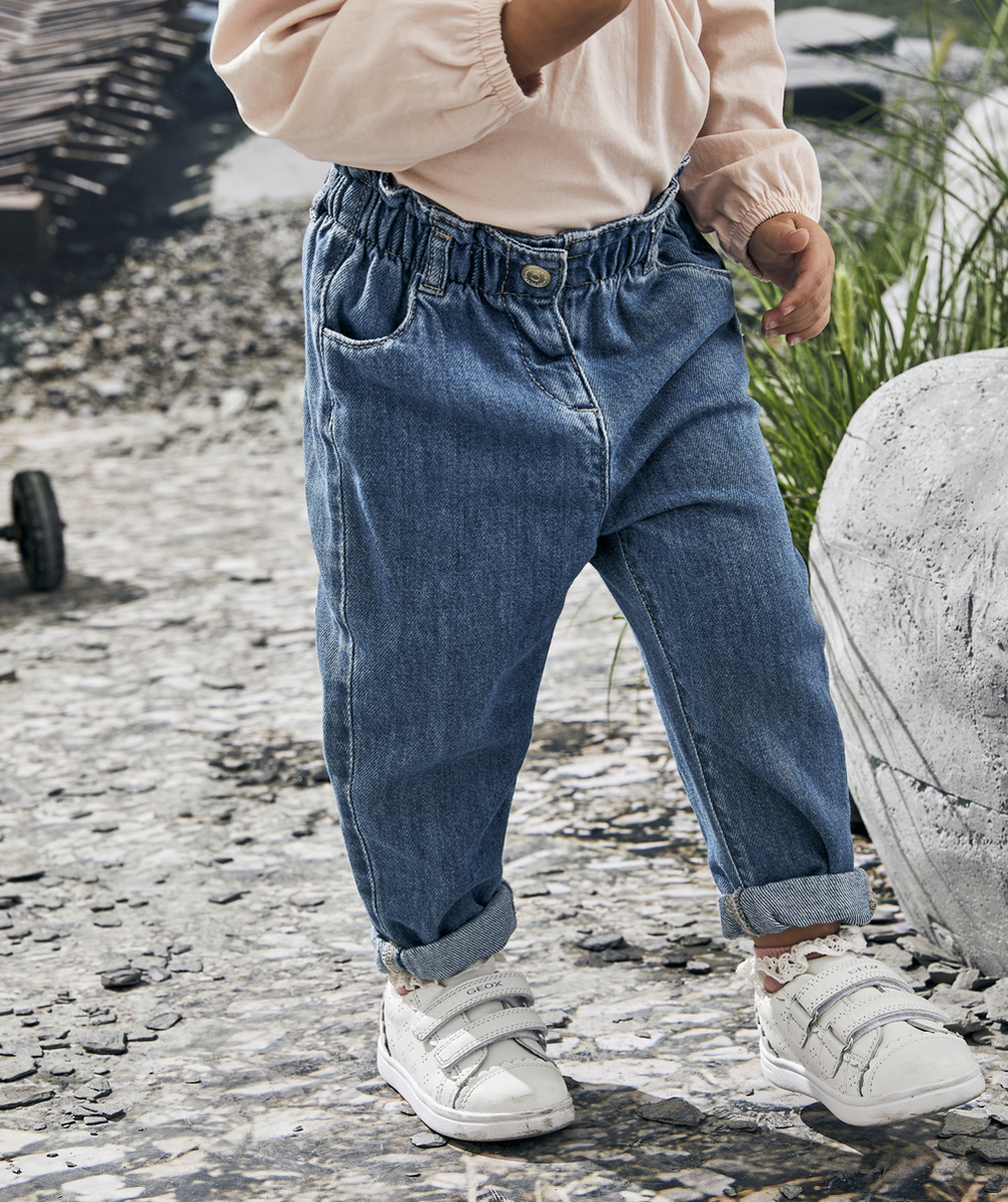 PANTALON RELAX BÉBÉ FILLE EN DENIM BLEU LOW IMPACT