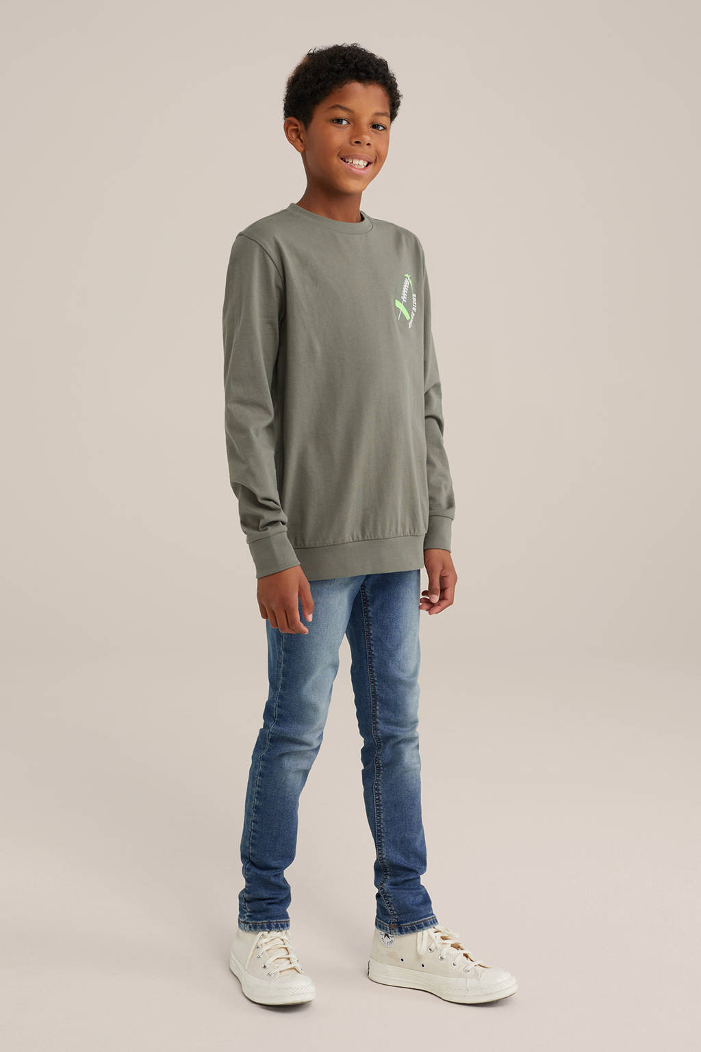 WE Fashion longsleeve met backprint olijfgroen