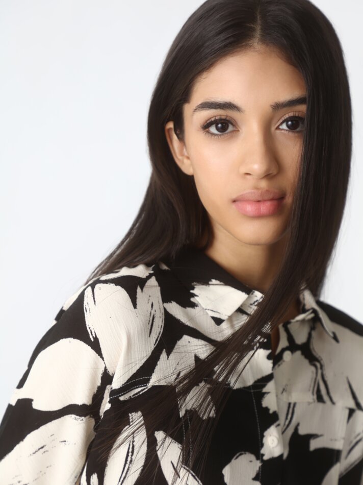 Blusa cropped fluida de manga curta - Preto/cru