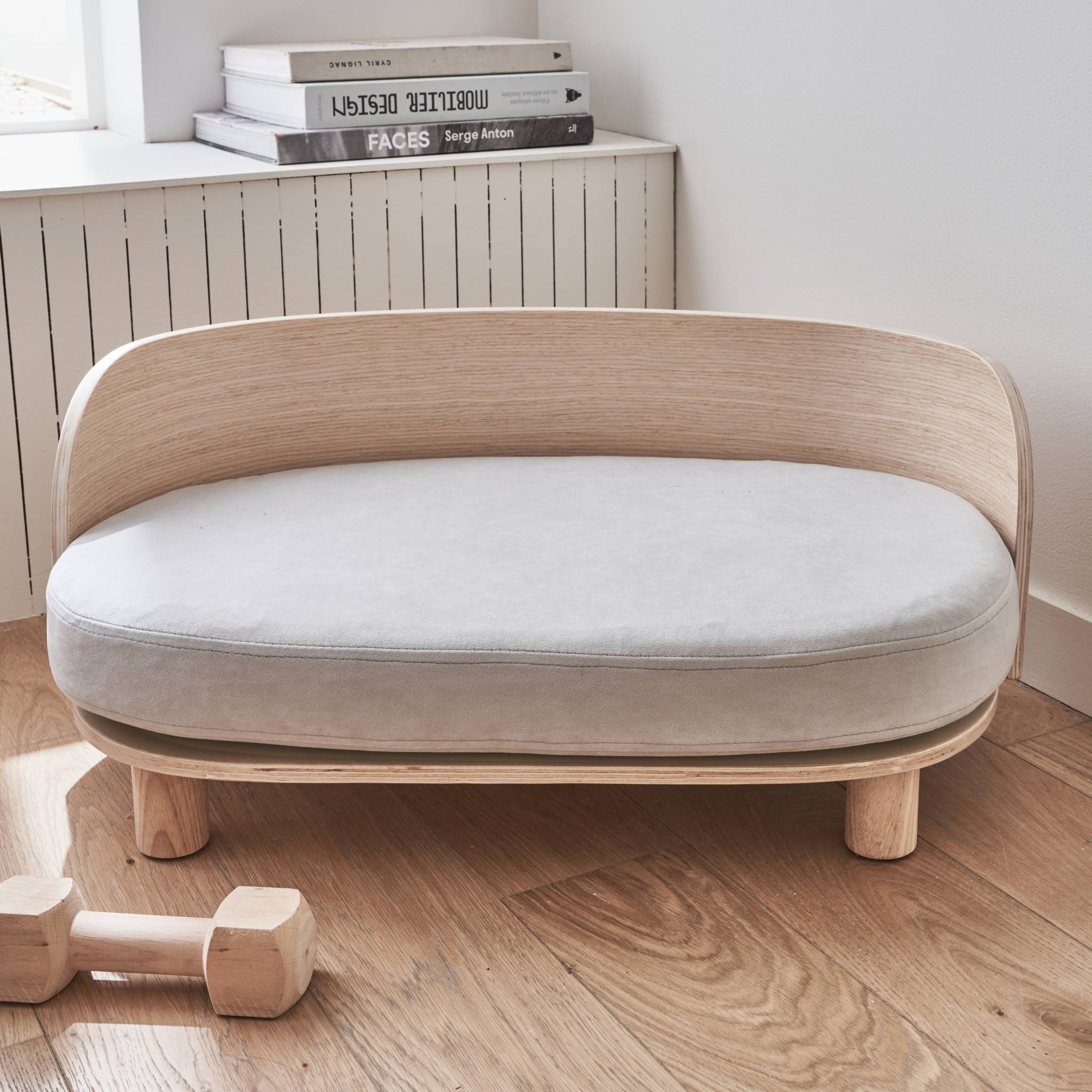 Panier gris clair pour chien et chat. Lit pour animaux en bois