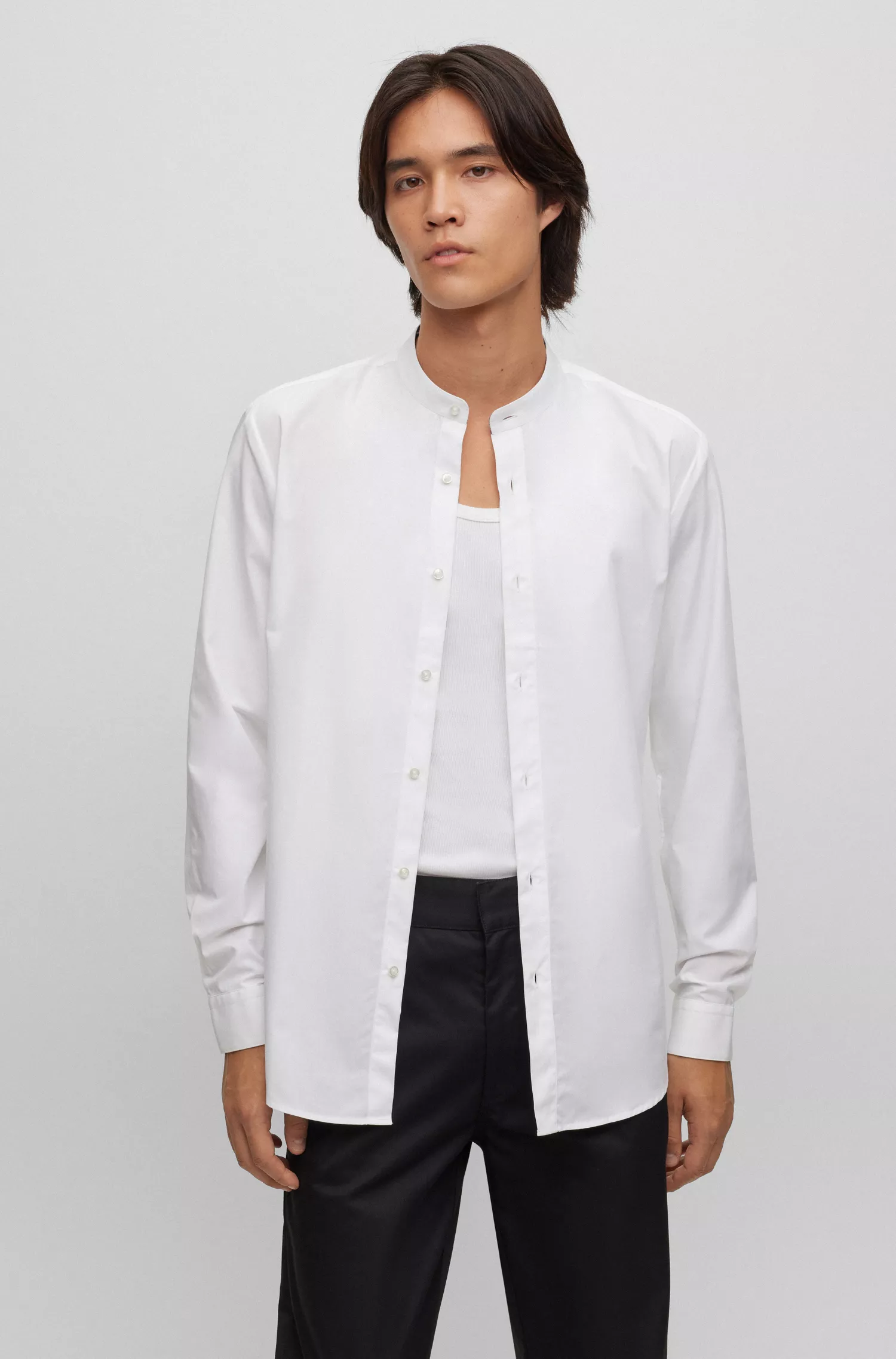 Camisa HUGO vermelha sem gola, corte slim, em popeline de algodão fácil de passar.