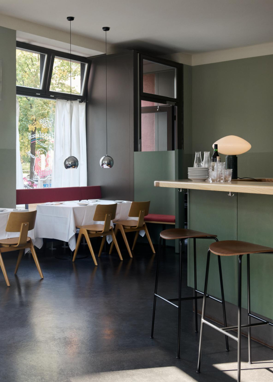&tradition Pavilion AV37 barkruk H68 viltglijders gelakt walnoot