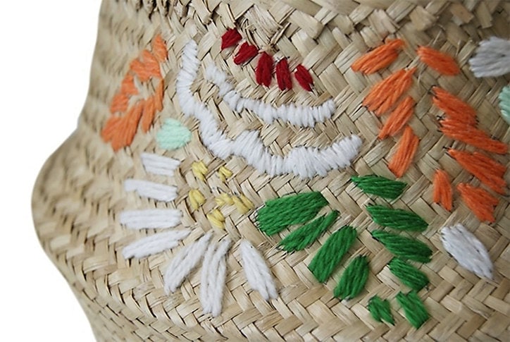 Panier rond tressé en matières naturelles Cloche broderie florale