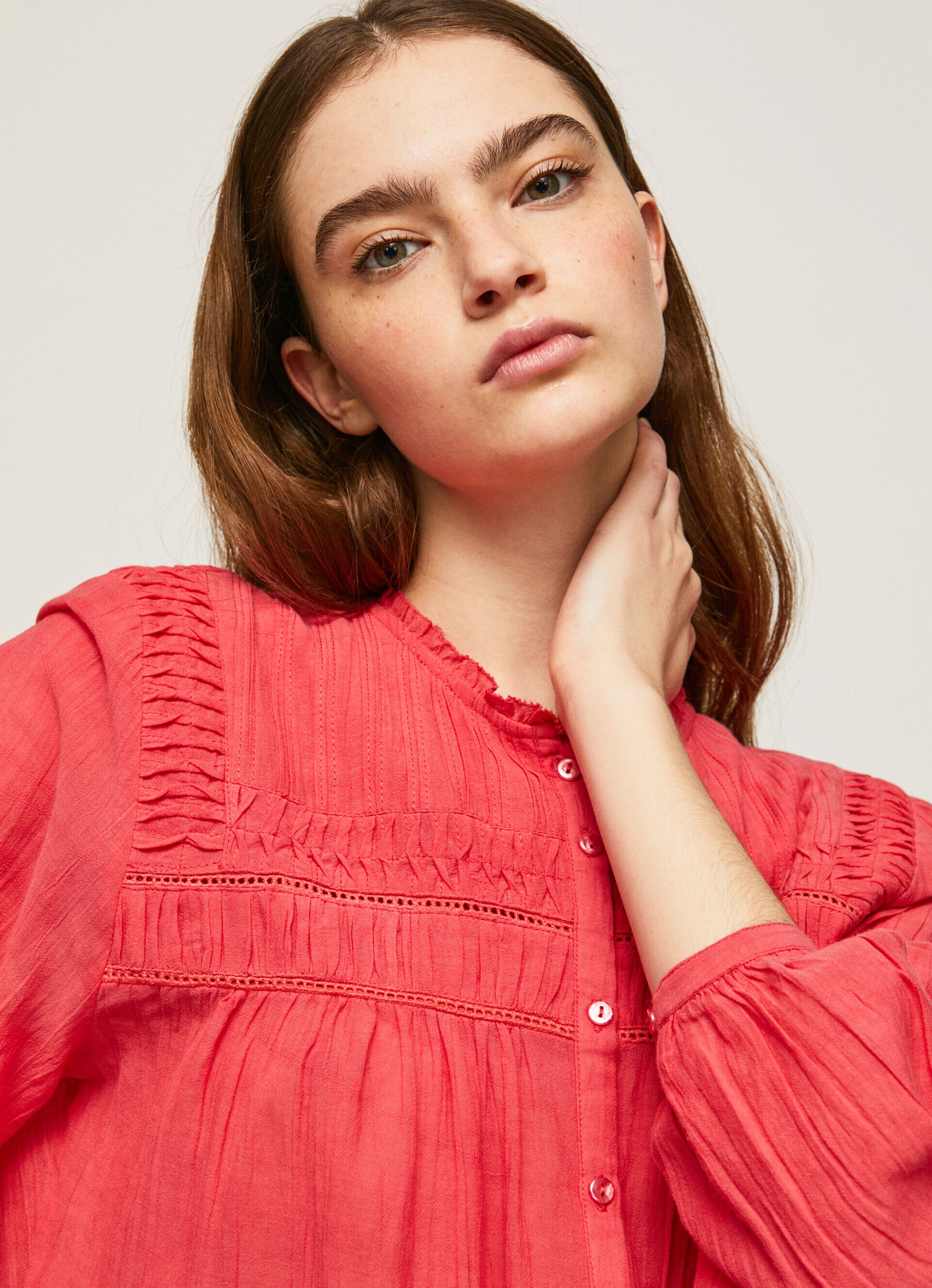 Blusa com detalhes plissados e vazados - vermelho estúdio