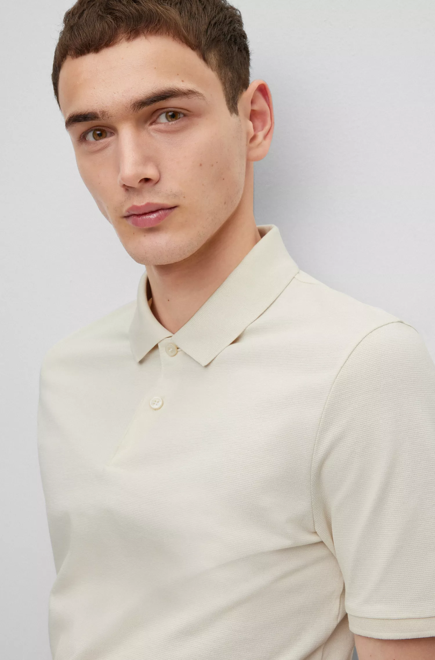 Camisa polo BOSS preta, corte regular, em algodão estruturado.