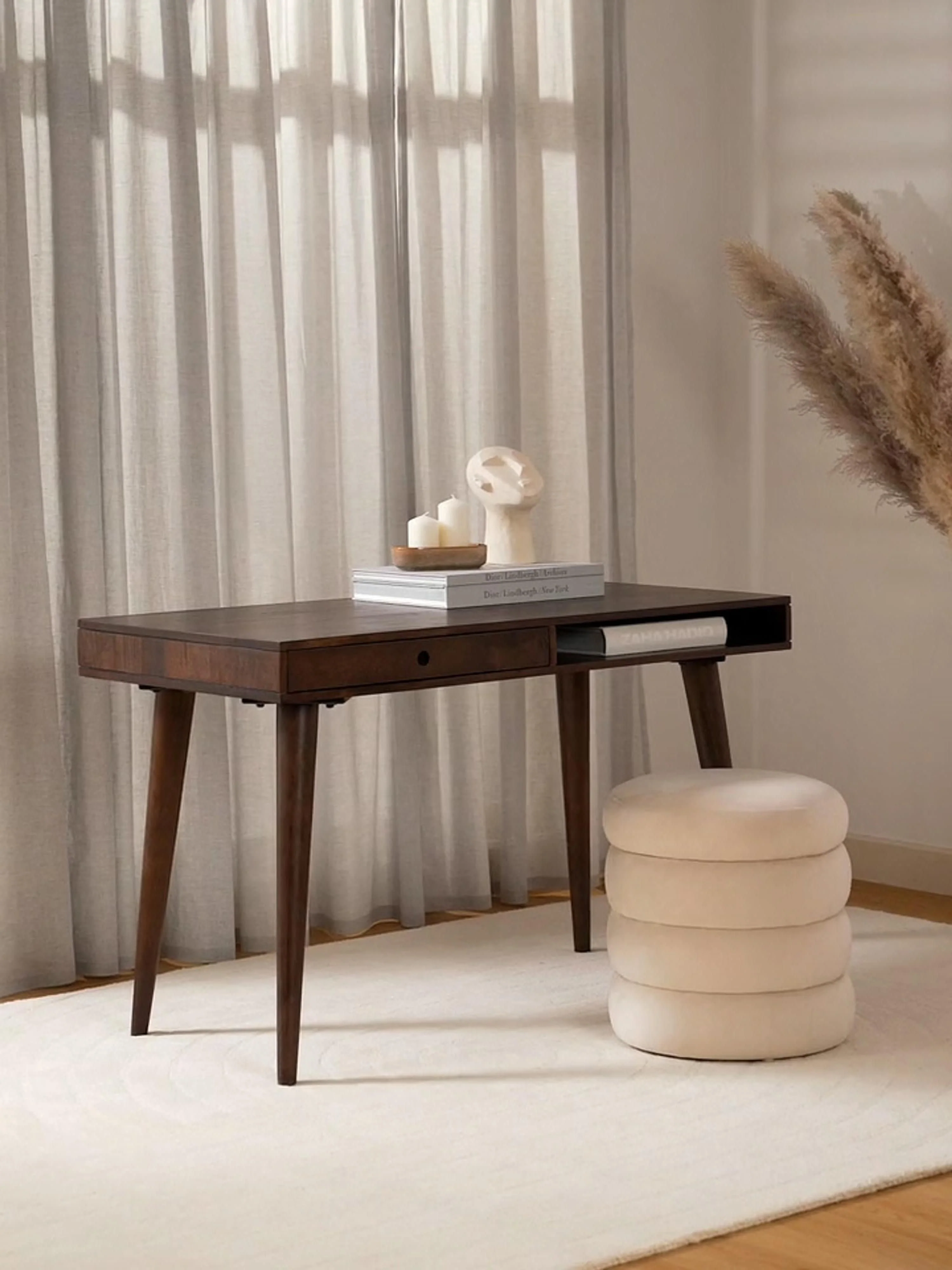 Bureau Tova van massief hout met lades