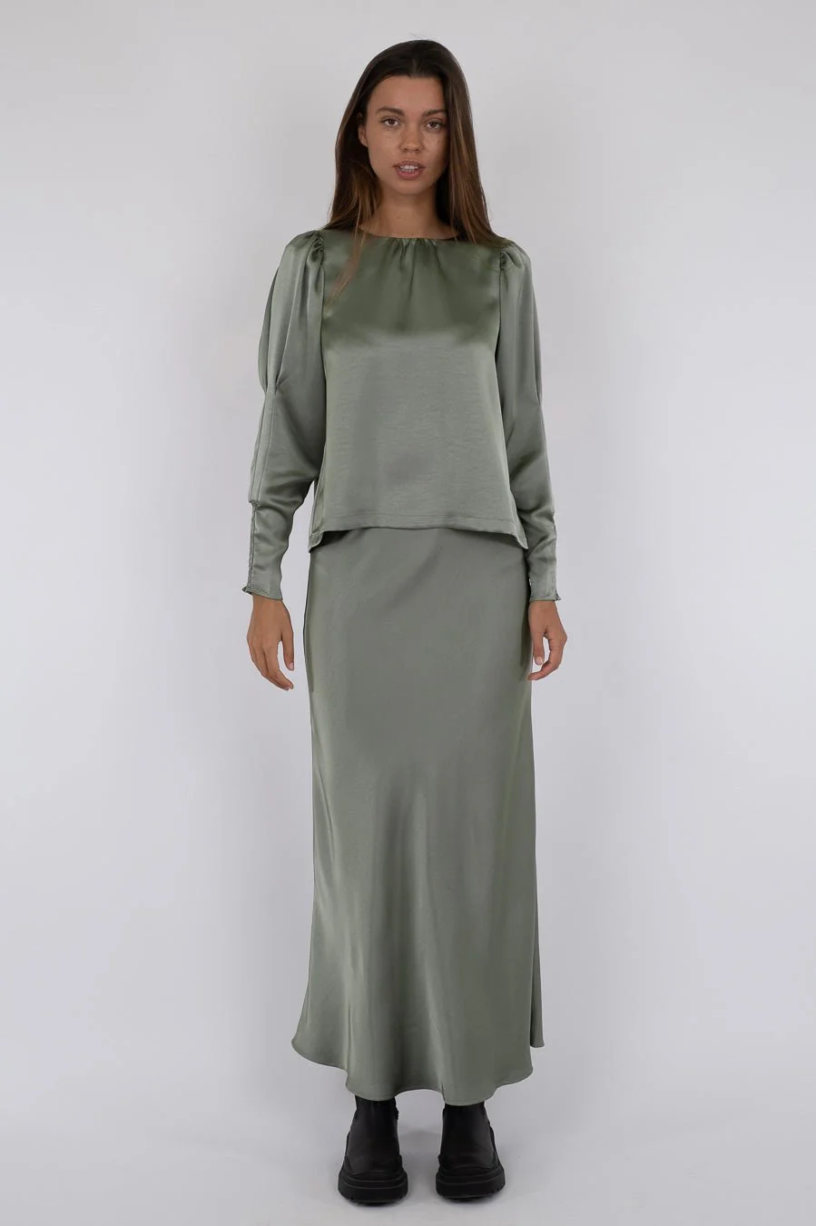Neo Noir  Vicky Heavy Sateen nederdel - Smoke Green