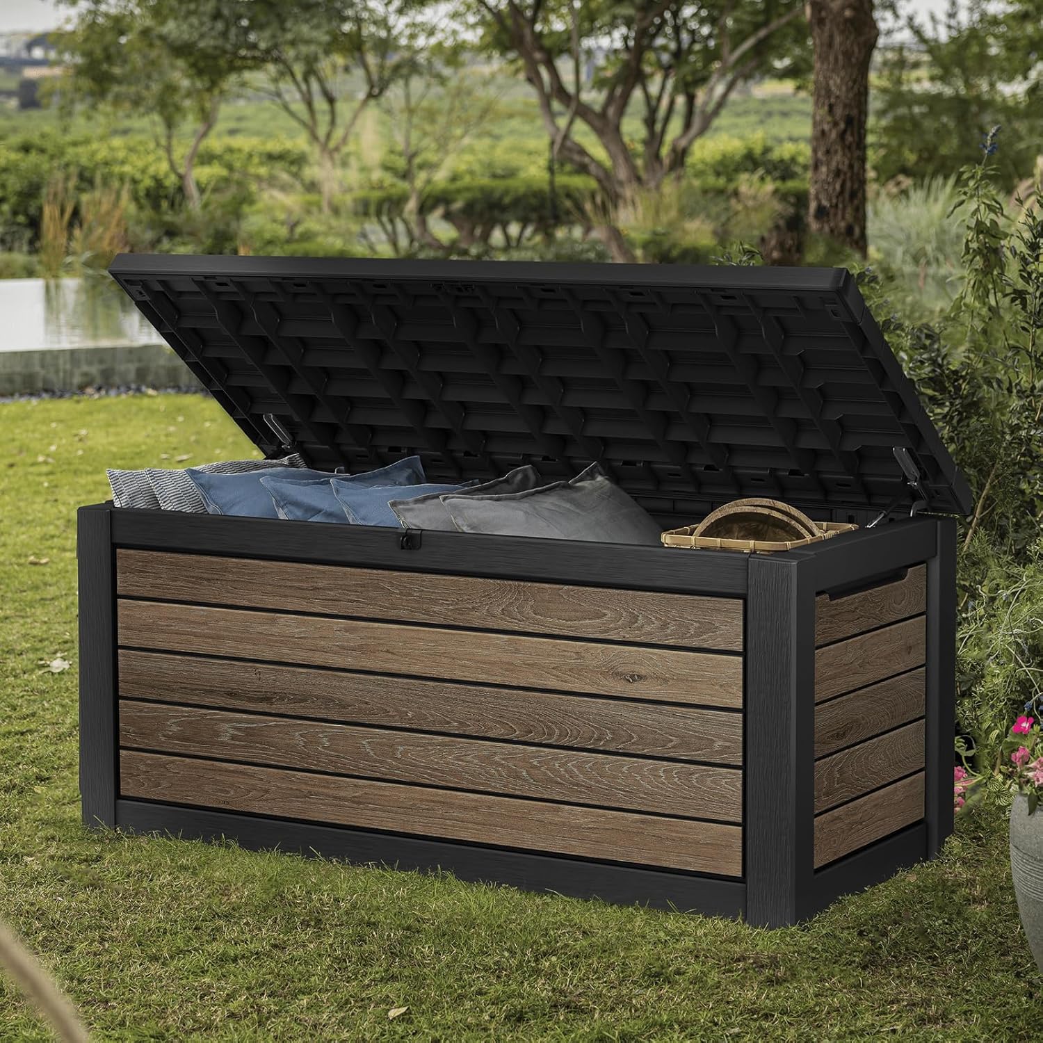 Keter Northwood Auflagenbox/Kissenbox 623 Liter | 100% Wasserdicht mit Belüftung dadurch kein übler Geruch/Schimmel Moderne Holzoptik | Deckel belastbar bis 250 KG | Deckel mit Gasdruckfedern