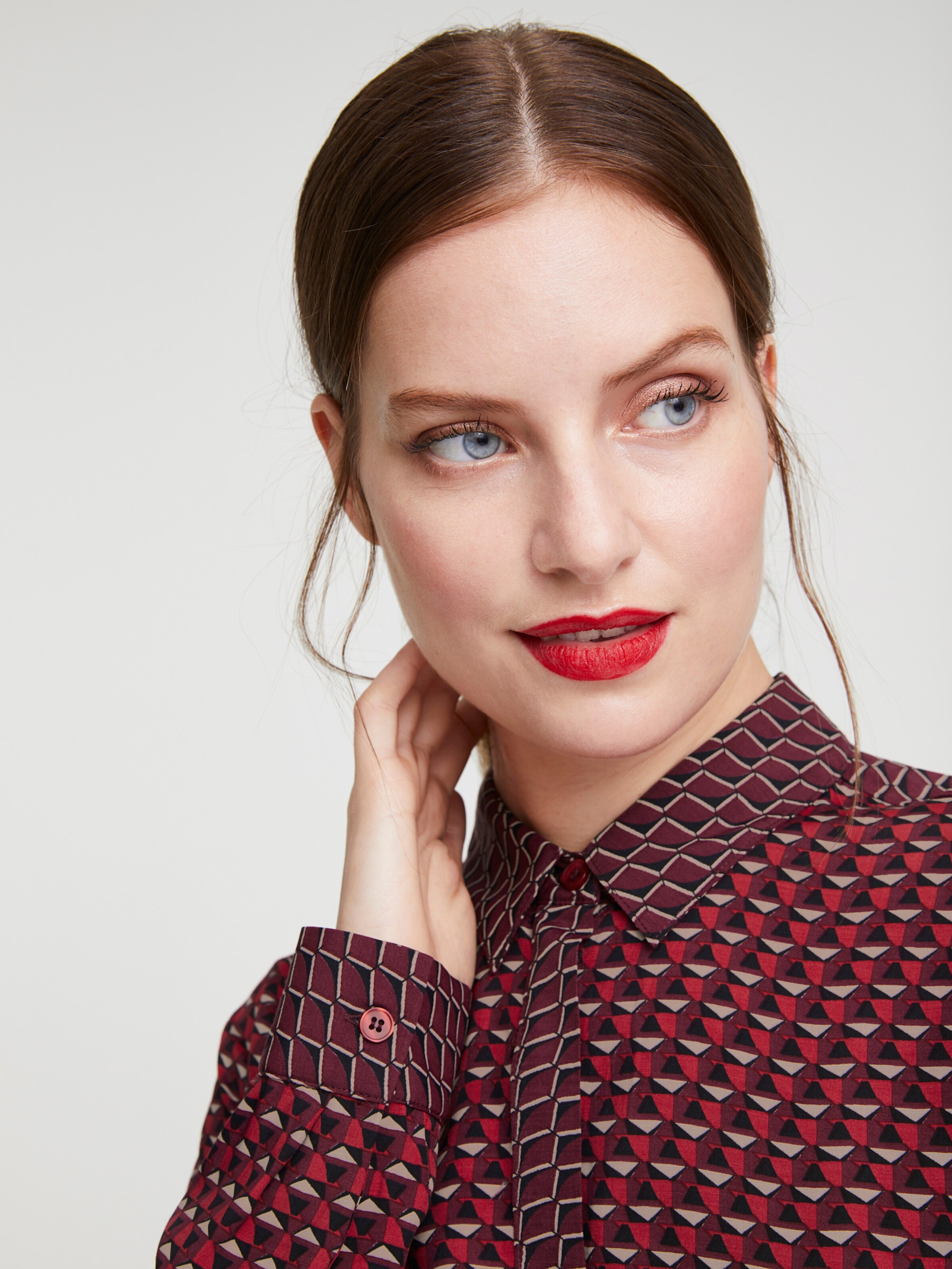 heine Druckbluse in dunkelbeere-sand