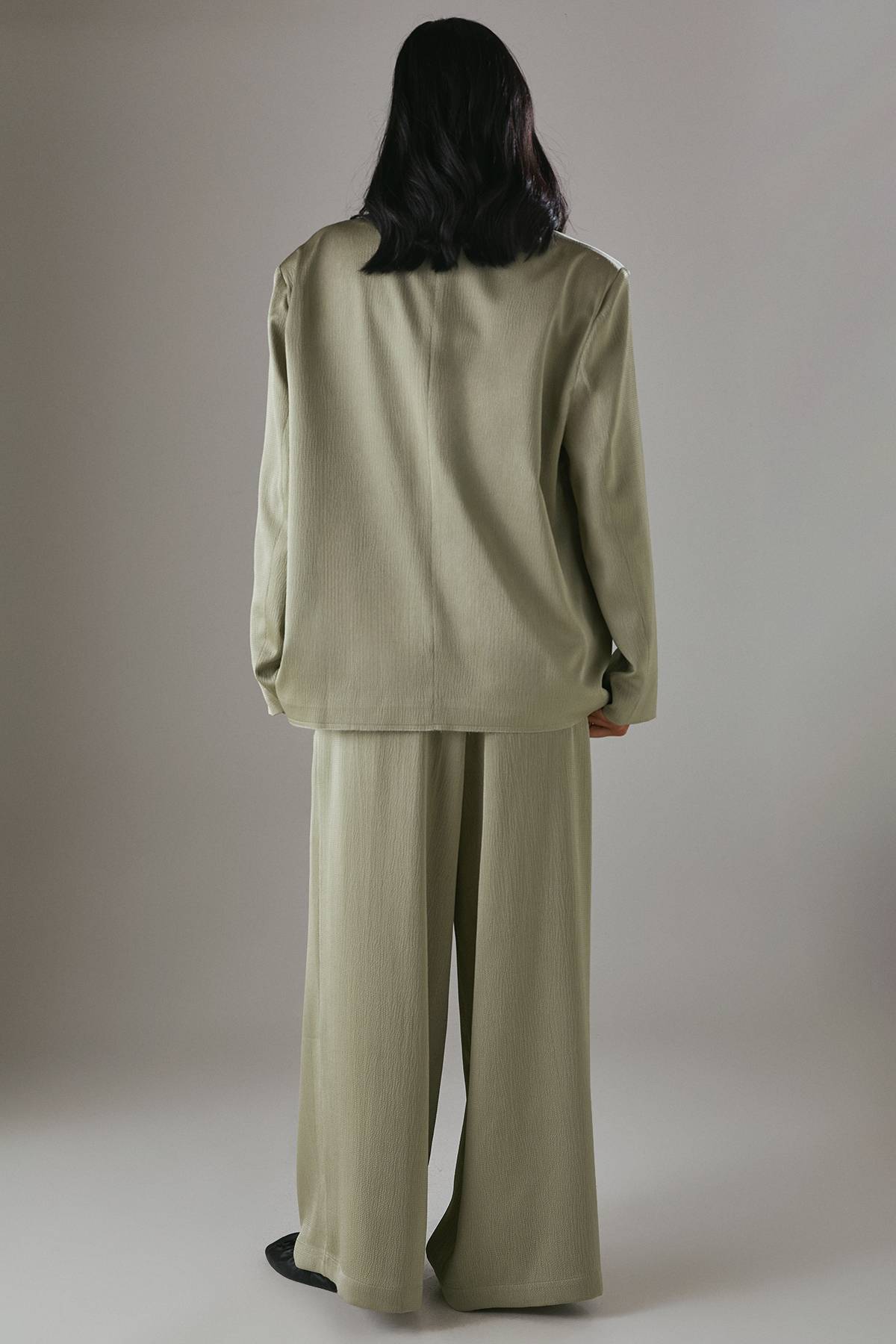Warehouse Pantalon Large Décontracté en Satin avec Ceinture à Bord Brut