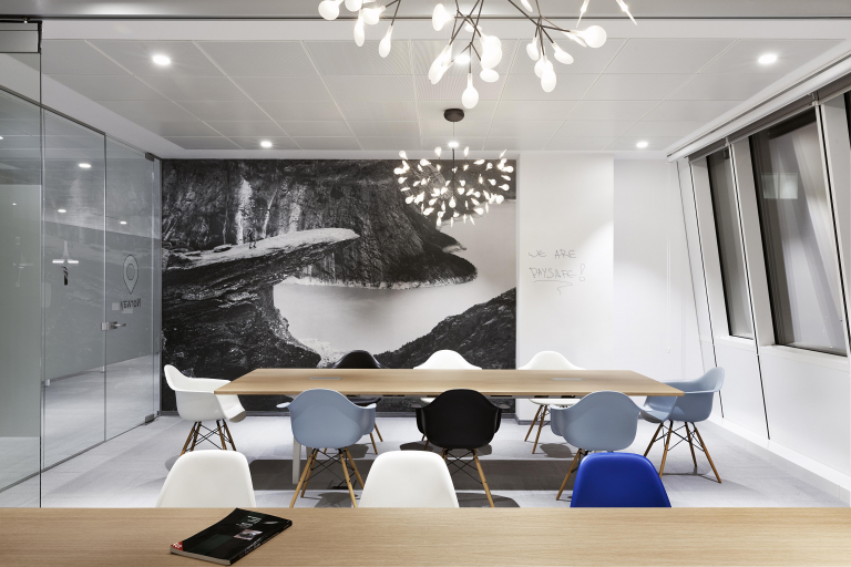 Vitra Eames DAW stoel donker esdoorn onderstel, Mustard