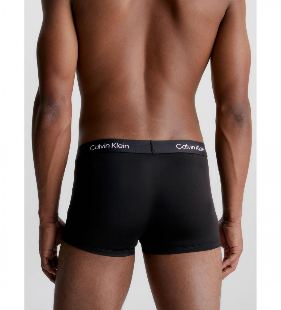 Conjunto com 3 cuecas boxer Calvin Klein de cintura baixa, nas cores preta, cinza e branca.