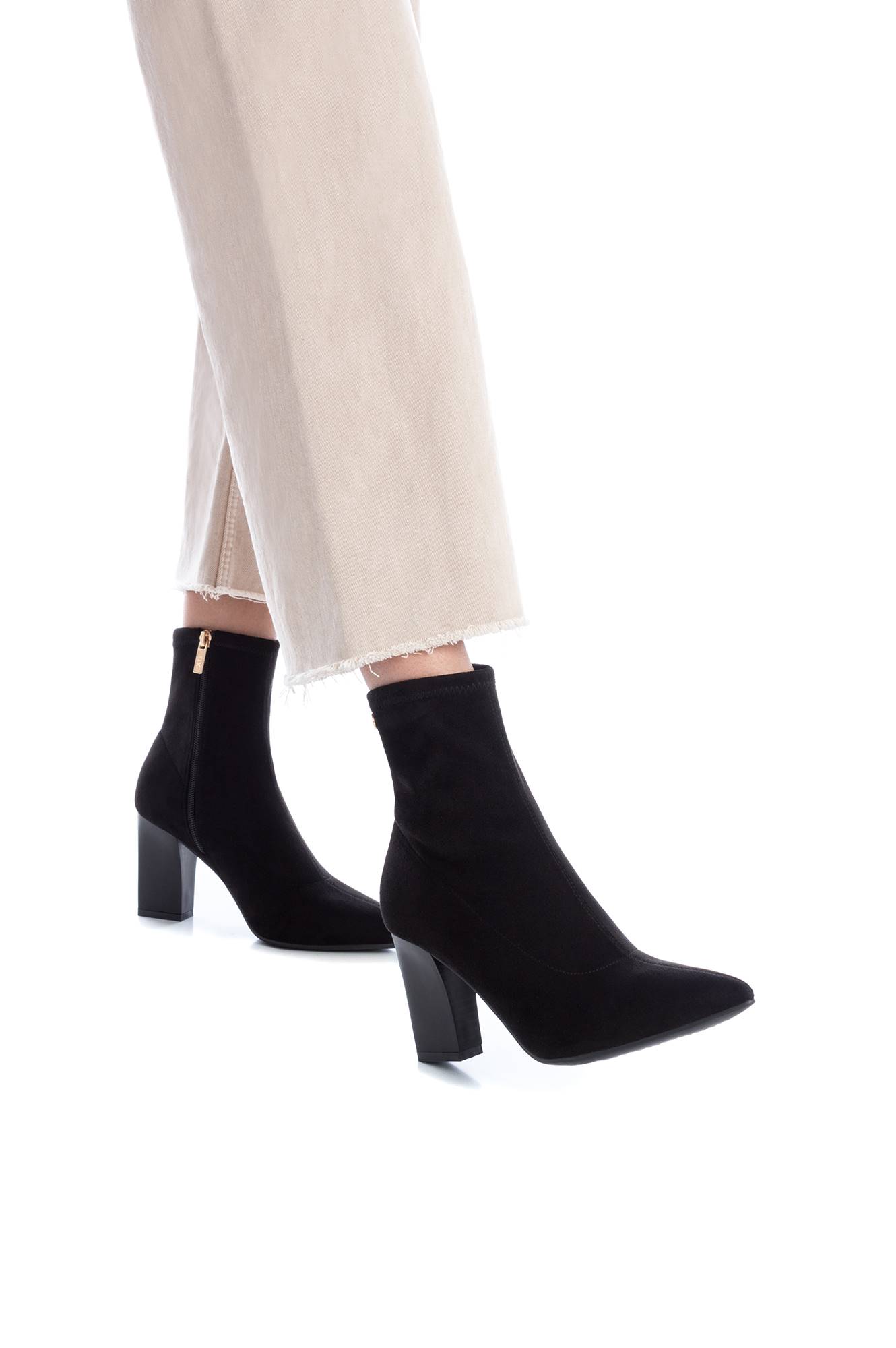 Botas de tornozelo femininas em camurça preta