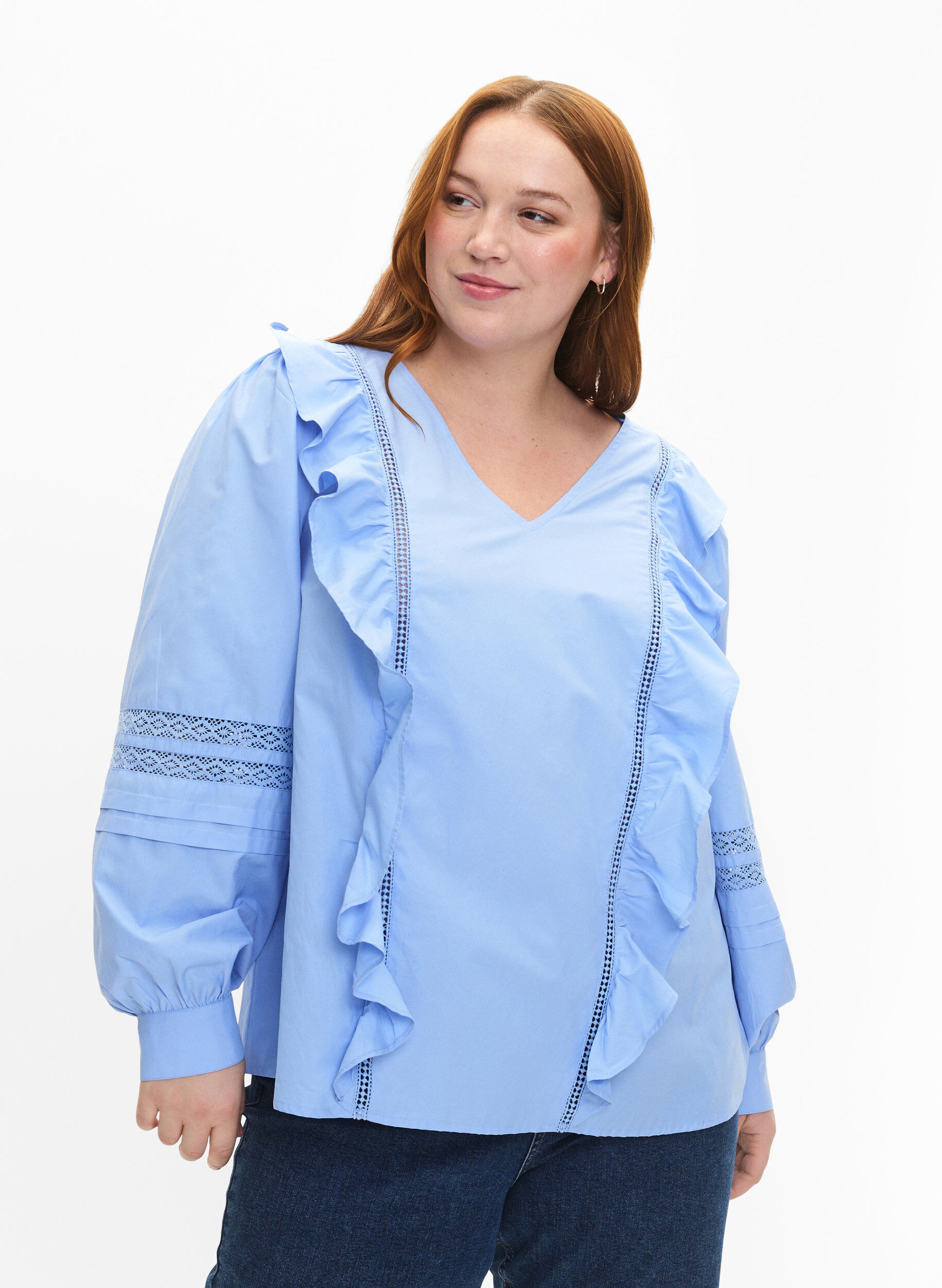 Bluse med flæser og blondebånd