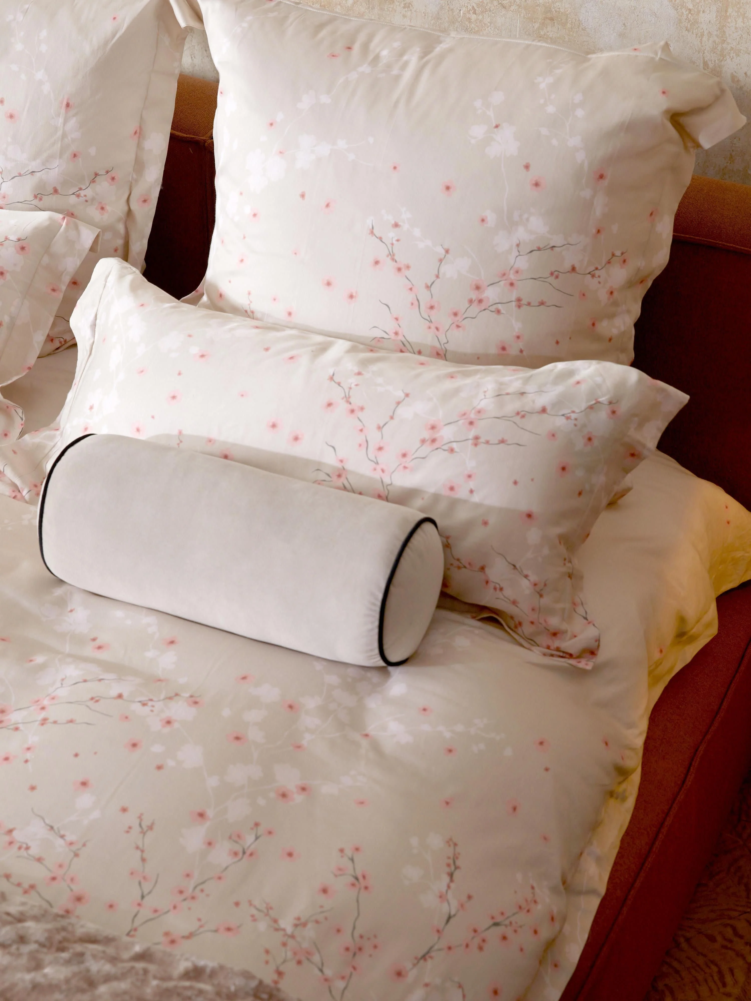 Katoenensatijnen kussenhoes Sakura met bloemenprint