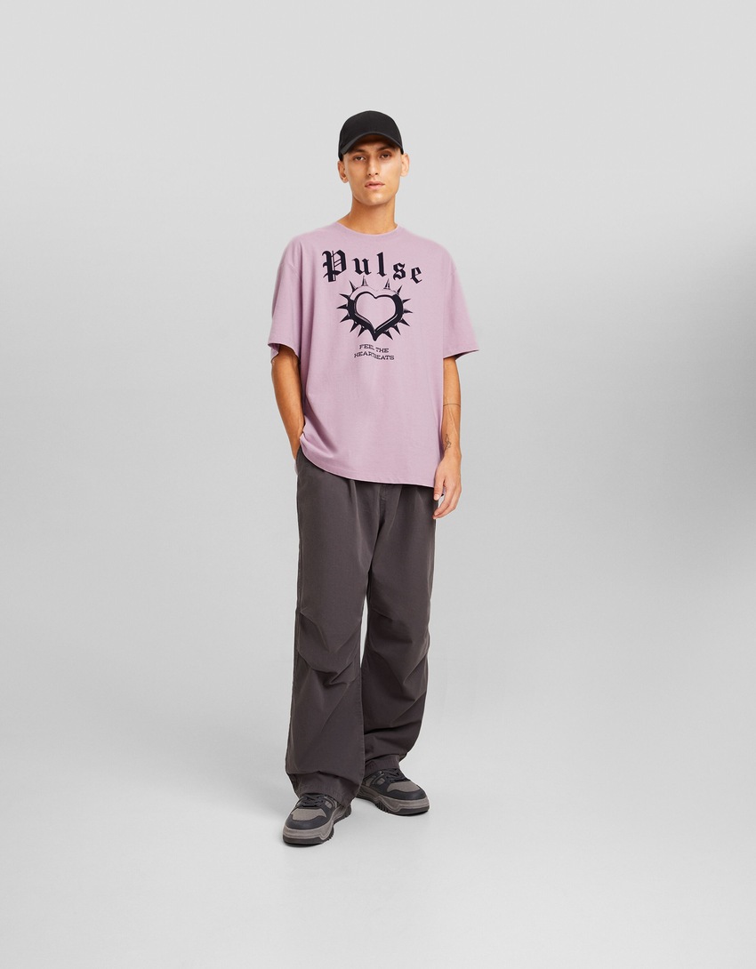 Camiseta de manga curta com estampa e modelagem quadrada
