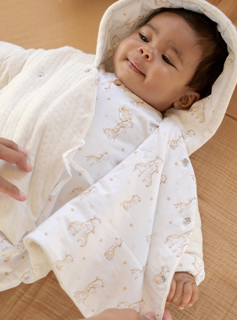 Veste de naissance à capuche en tubique écrue