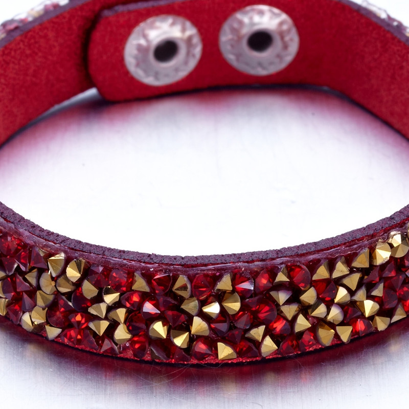 Bracelet orné de Cristaux Rouges et Dorés de Swarovski et Cuir Rouge