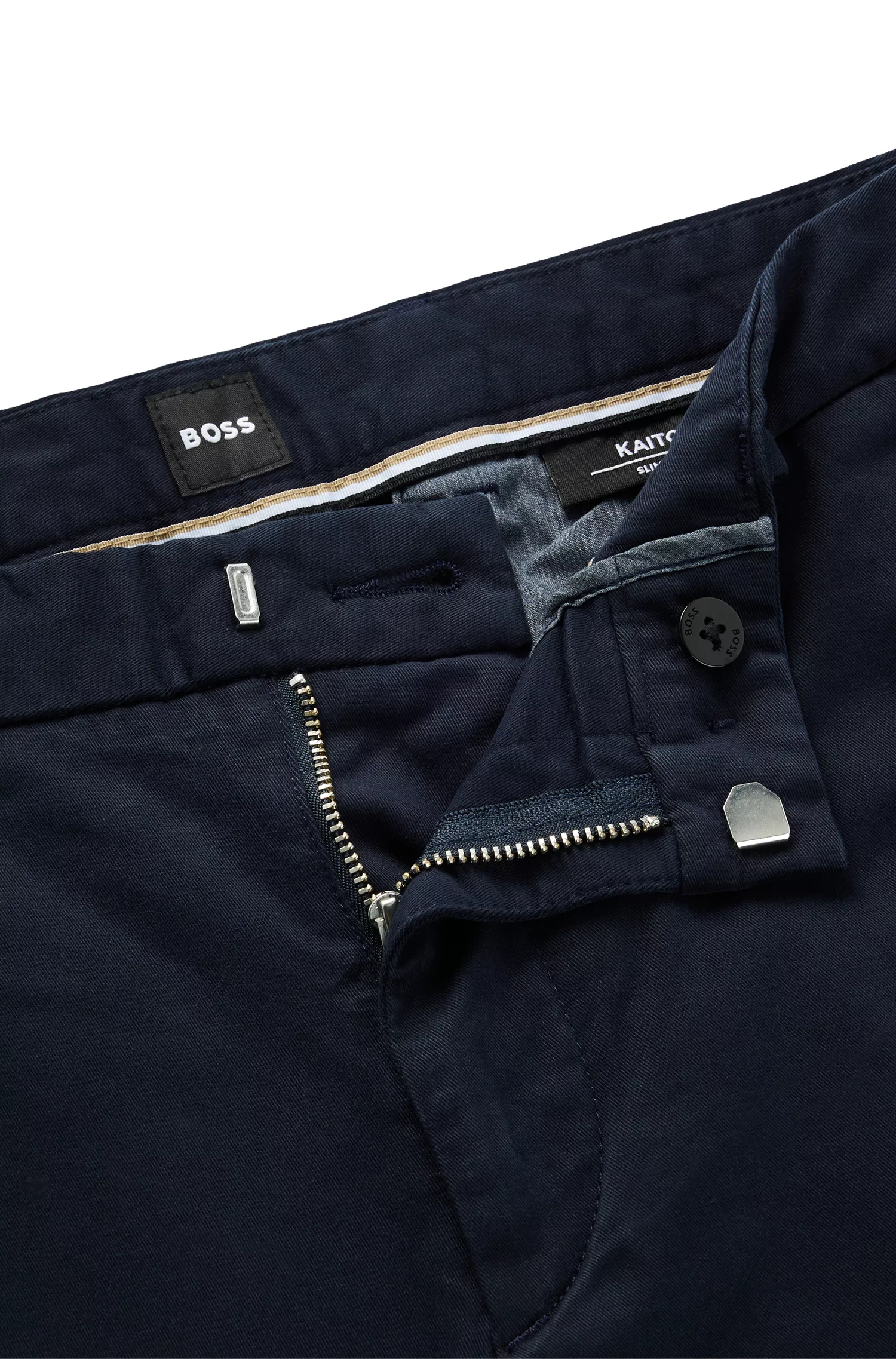 Calça chino BOSS preta, corte slim, em gabardine de algodão elástico.