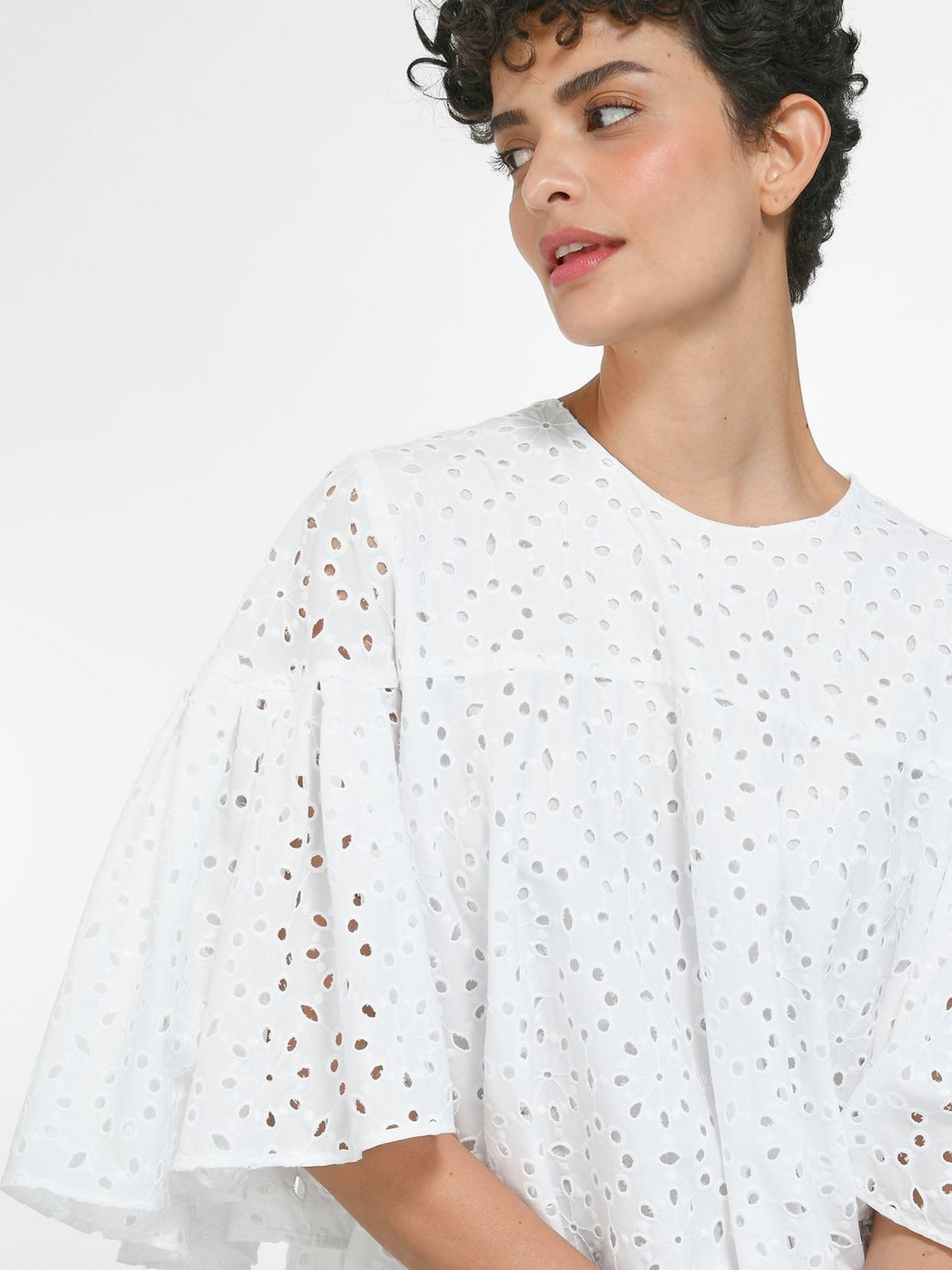 Kleid mit Lochstickerei