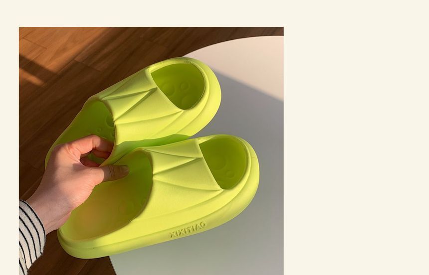 Dalli Daisy - Pantoffels met plateauzool en letters