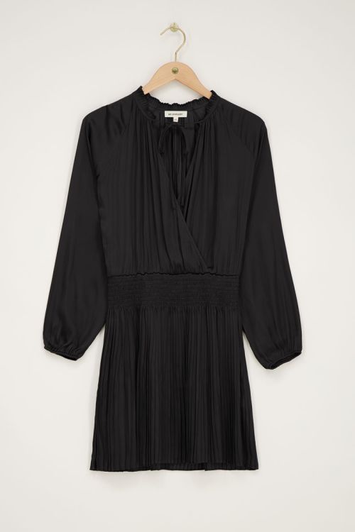Zwarte plissé jurk satijnen look