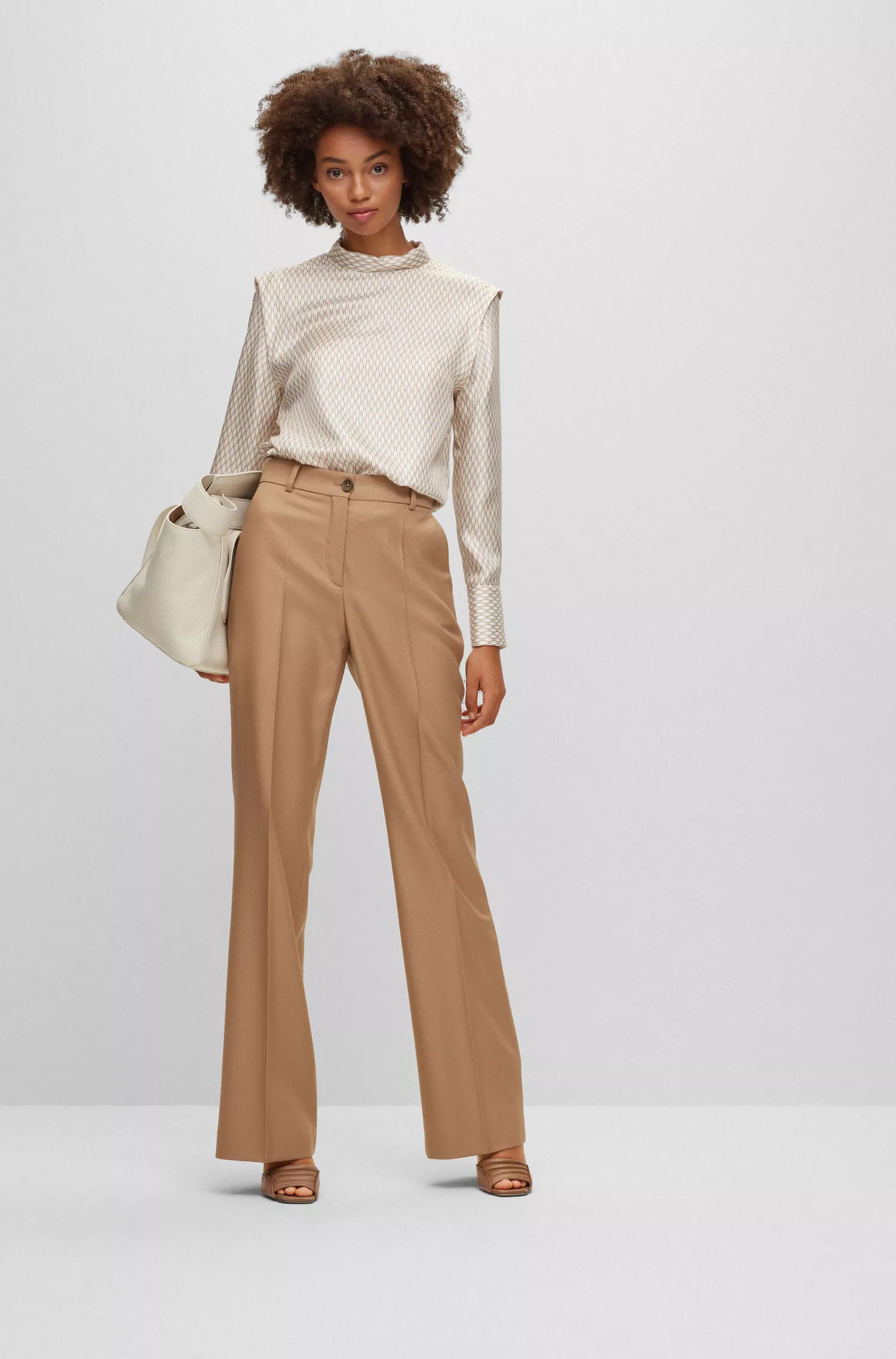 Blusa BOSS Camel de corte relaxado em seda estampada.