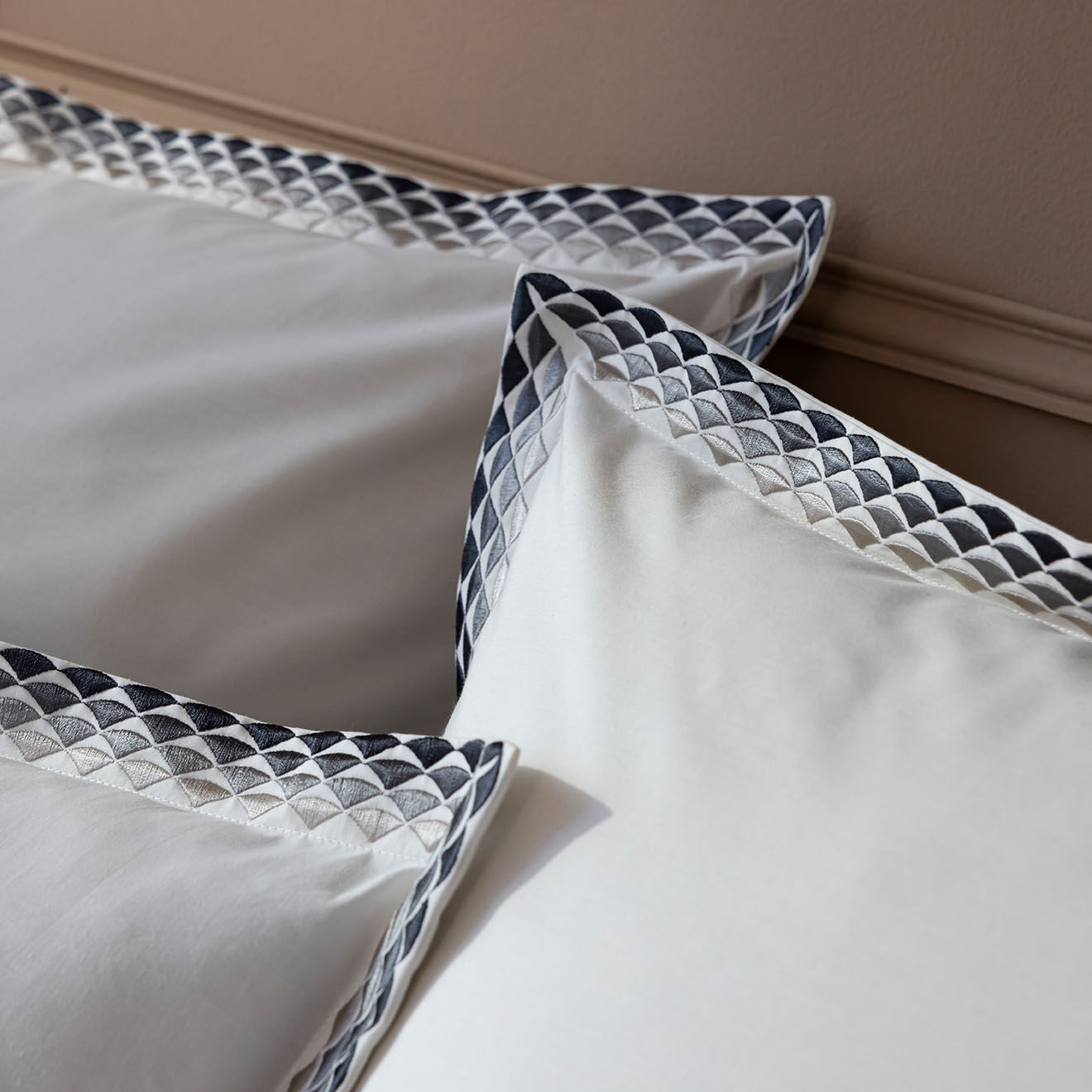 Perle de Coton Taie d'oreiller en Percale de Coton Alcott blanc/gris