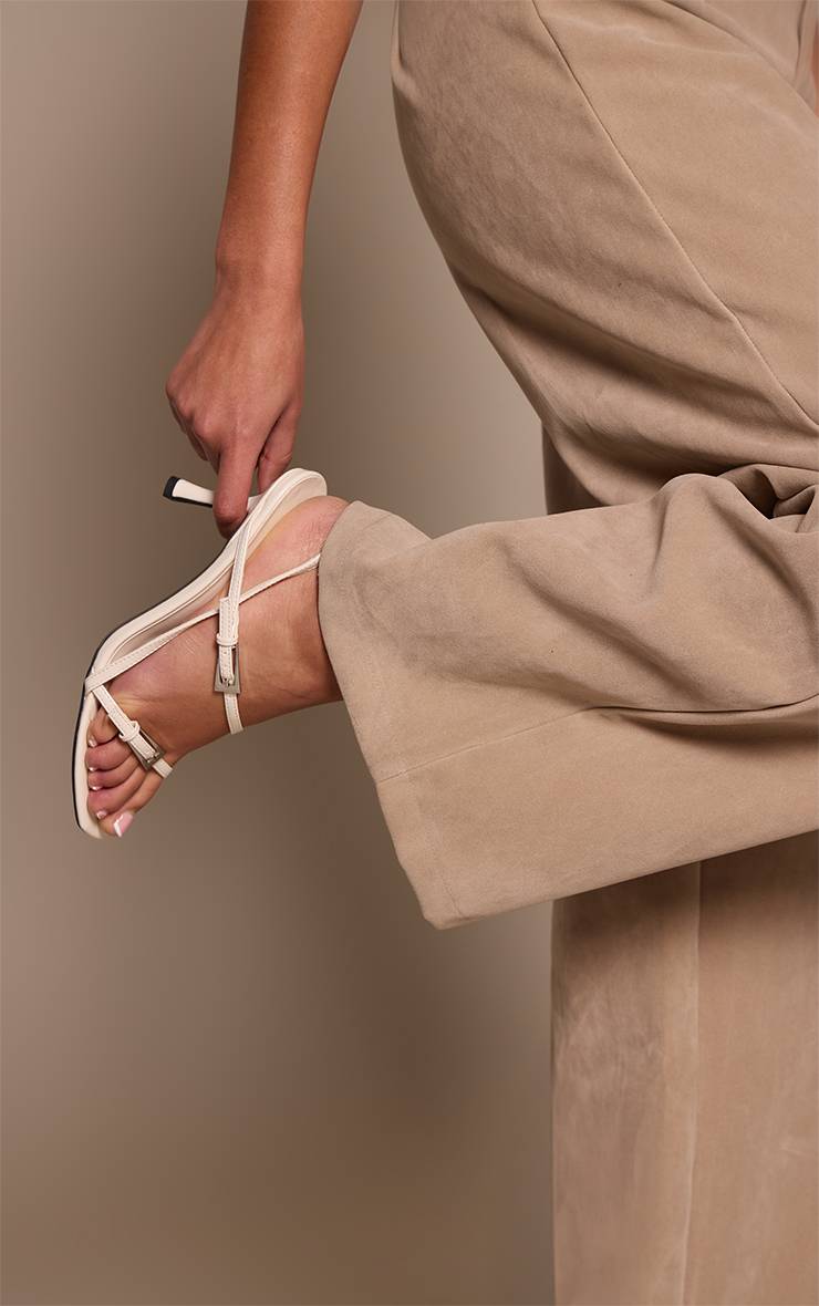 Blanc Sandale À Talon Bride Arrière En Synthétique À Bout Angulaire Avec Détail Boucle Argentée