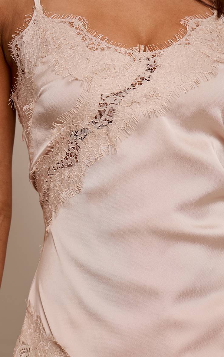 Champagne Haut Long Asymétrique En Satin Avec Détails En Dentelle