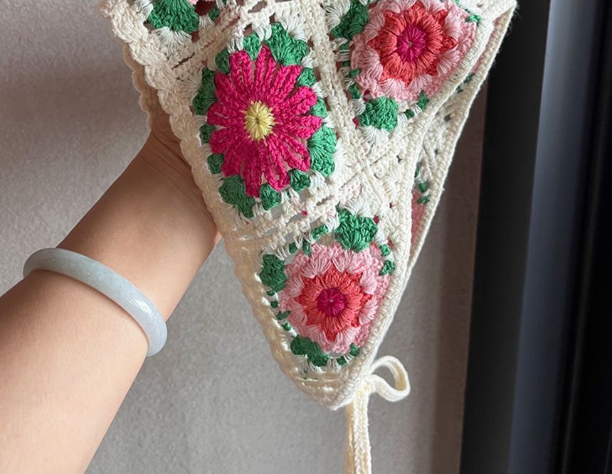 Cap Station - Gehaakte hoofddoek met bloemenmotief