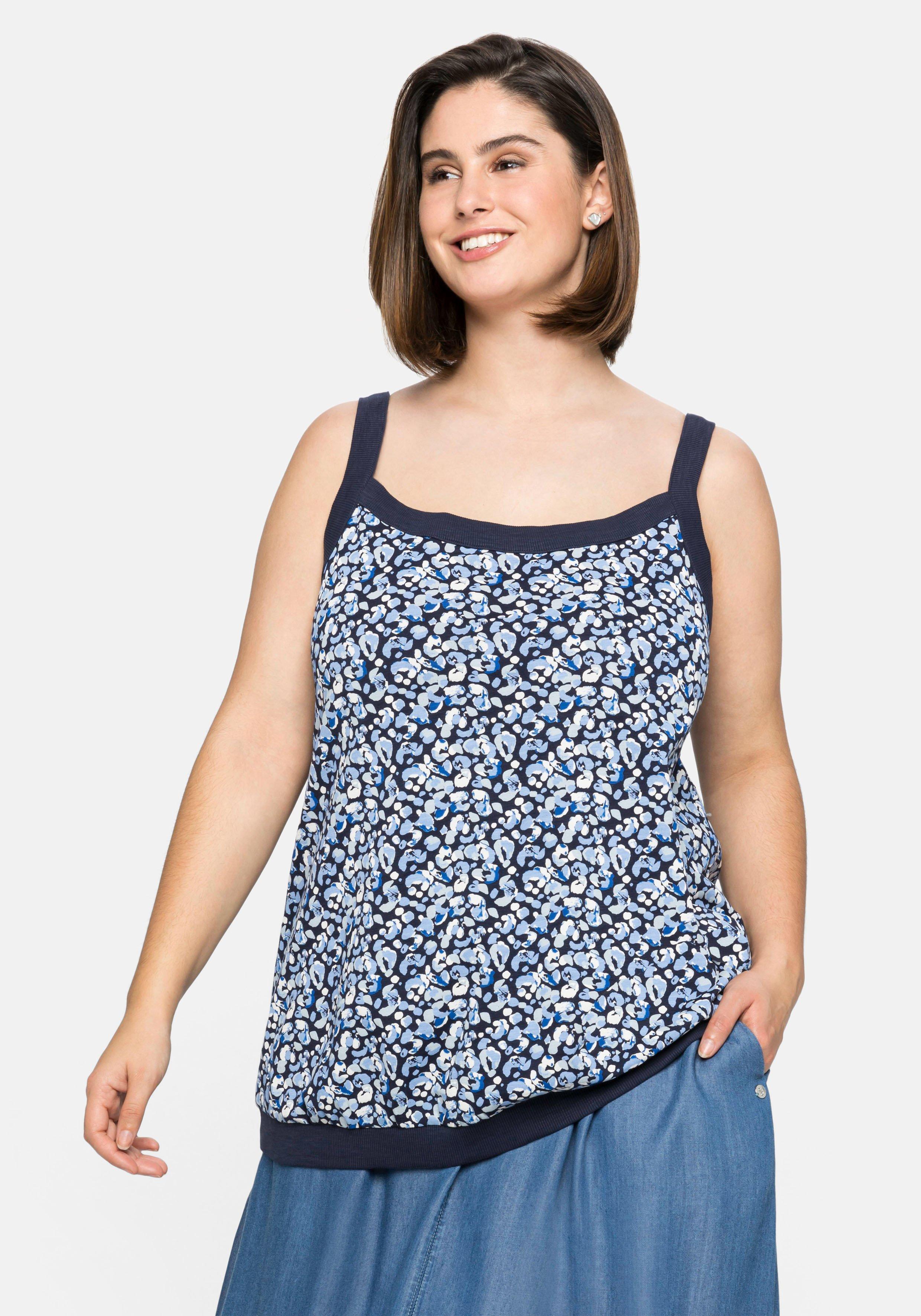 Top mit Alloverdruck und Saumbündchen