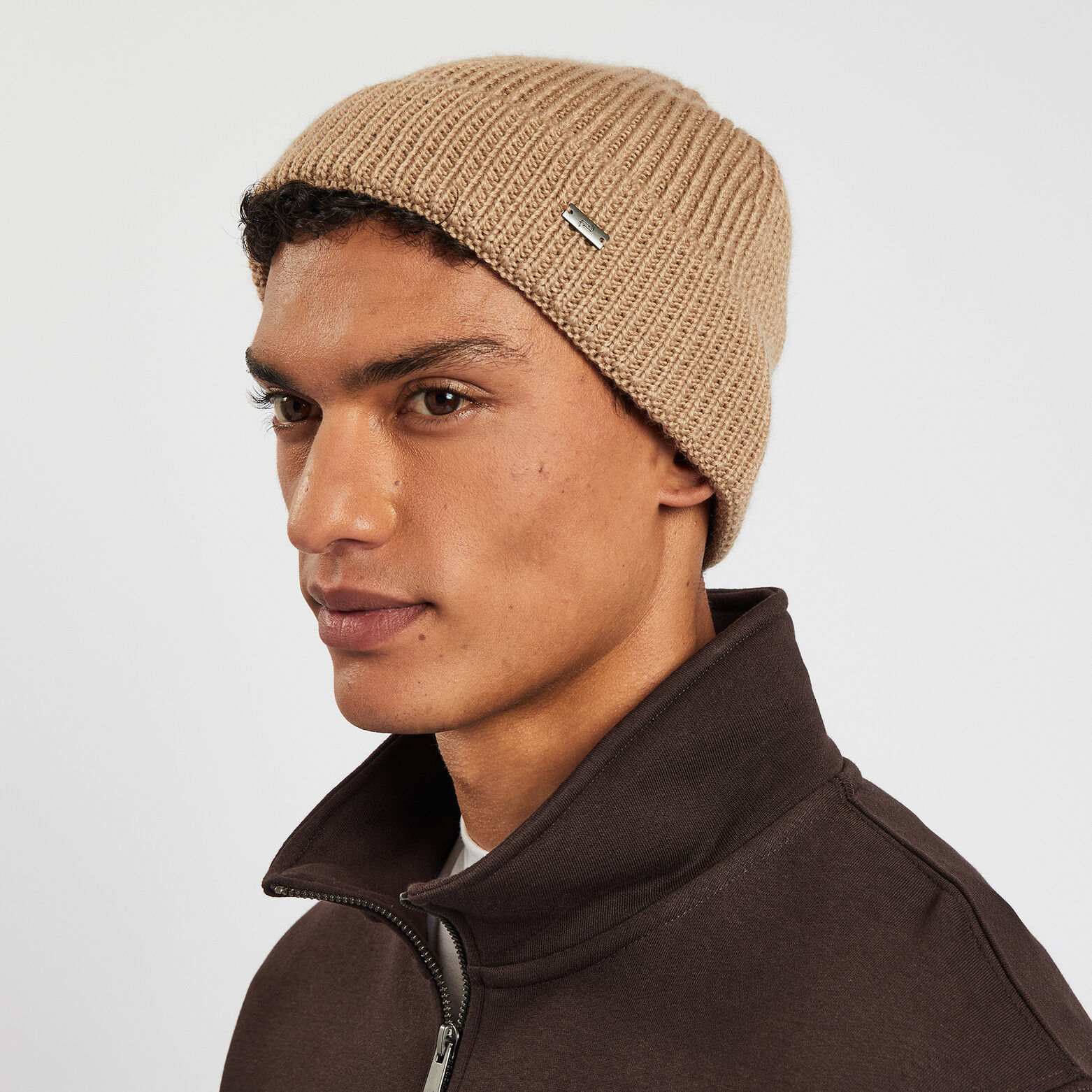 Bonnet contenant de la laine Camel