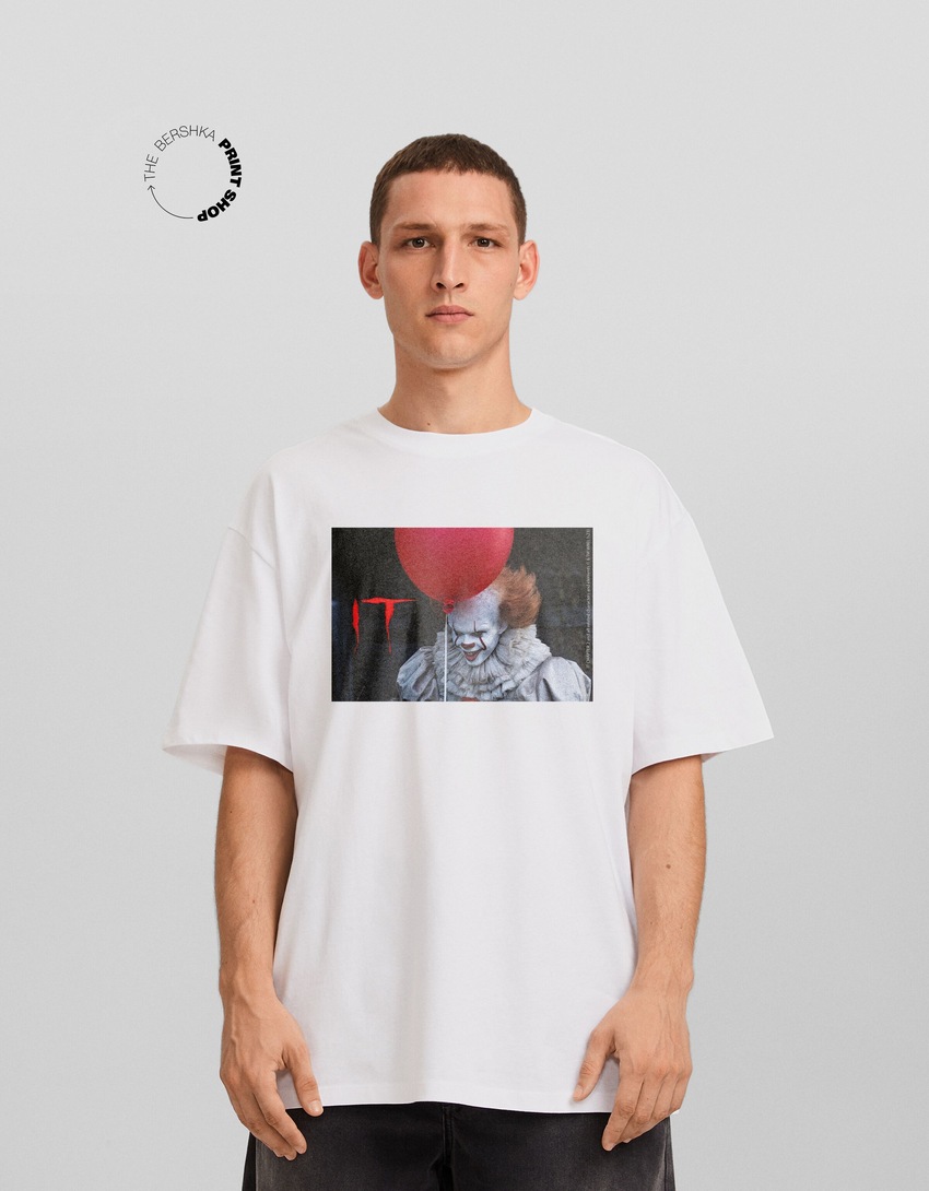 Camiseta de manga curta com estampa IT e modelagem quadrada