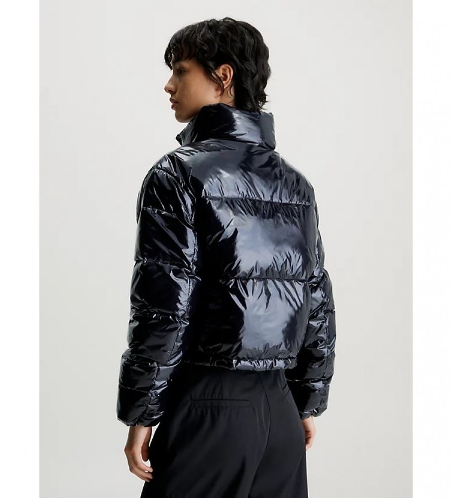 Jaqueta cropped de plumas preta super brilhante da Calvin Klein Jeans